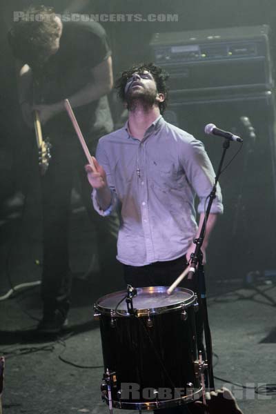 FOALS - 2008-11-15 - PARIS - La Cigale - Yannis Philippakis - Walter Gervers